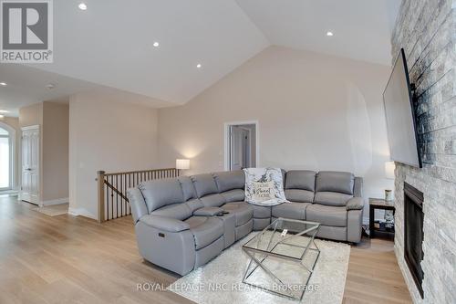 4230 Village Creek Drive, Fort Erie, ON - Indoor Photo Showing Living Room With Fireplace