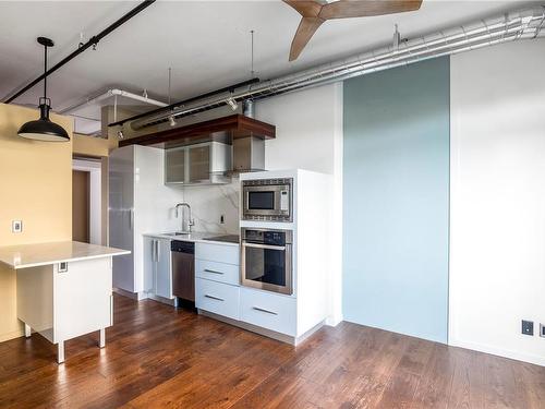 205-1029 View St, Victoria, BC - Indoor Photo Showing Kitchen