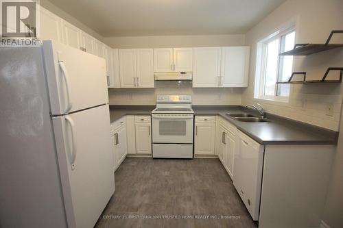 62 Maxine Court E, Middlesex Centre (Komoka), ON - Indoor Photo Showing Kitchen With Double Sink