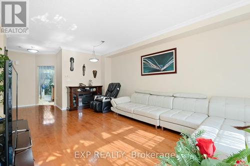 286 - 23 Observatory Lane, Richmond Hill, ON - Indoor Photo Showing Living Room