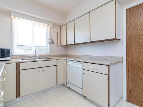 401-978 Heywood Ave, Victoria, BC - Indoor Photo Showing Kitchen With Double Sink