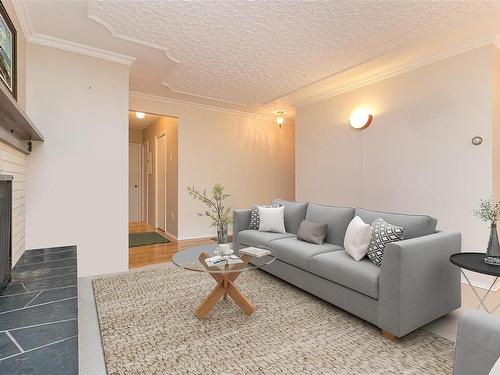 401-978 Heywood Ave, Victoria, BC - Indoor Photo Showing Living Room