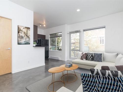 304-848 Mason St, Victoria, BC - Indoor Photo Showing Living Room