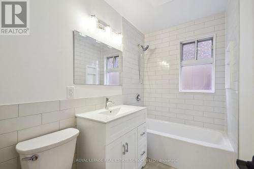 100 - 1 Yorkview Drive, Toronto, ON - Indoor Photo Showing Bathroom