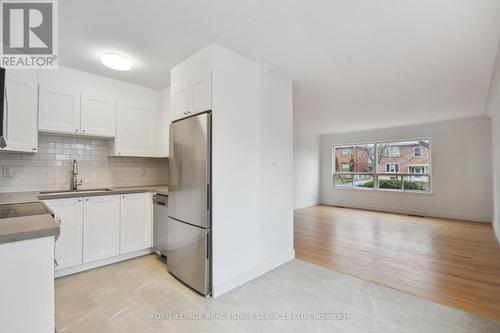 100 - 1 Yorkview Drive, Toronto, ON - Indoor Photo Showing Kitchen