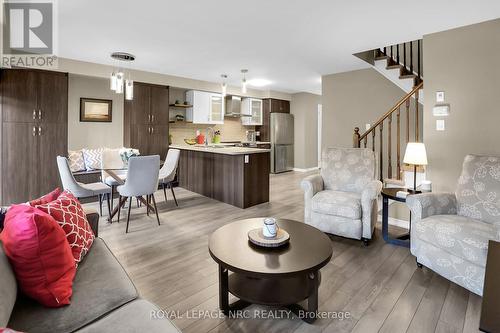 8681 Dogwood Crescent, Niagara Falls (222 - Brown), ON - Indoor Photo Showing Living Room