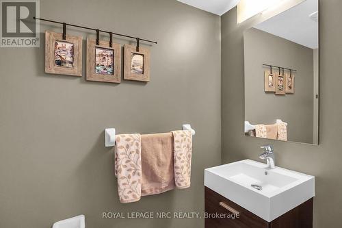 8681 Dogwood Crescent, Niagara Falls (222 - Brown), ON - Indoor Photo Showing Bathroom