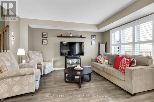 8681 Dogwood Crescent, Niagara Falls (222 - Brown), ON - Indoor Photo Showing Living Room