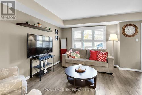 8681 Dogwood Crescent, Niagara Falls (222 - Brown), ON - Indoor Photo Showing Living Room