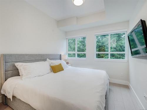 302-1450 Glentana Rd, View Royal, BC - Indoor Photo Showing Bedroom