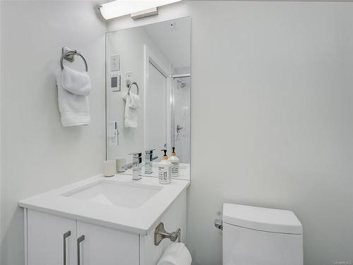 302-1450 Glentana Rd, View Royal, BC - Indoor Photo Showing Bathroom