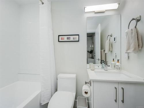 302-1450 Glentana Rd, View Royal, BC - Indoor Photo Showing Bathroom