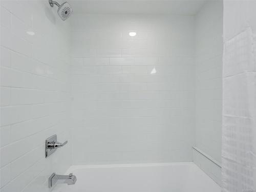 302-1450 Glentana Rd, View Royal, BC - Indoor Photo Showing Bathroom