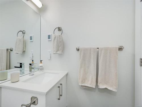 302-1450 Glentana Rd, View Royal, BC - Indoor Photo Showing Bathroom