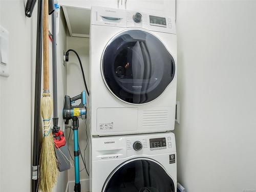 302-1450 Glentana Rd, View Royal, BC - Indoor Photo Showing Laundry Room