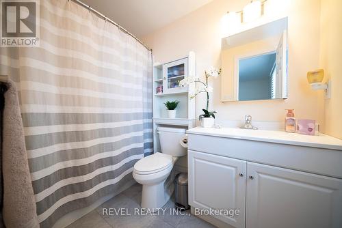 7 Fenwick Court, Brantford, ON - Indoor Photo Showing Bathroom