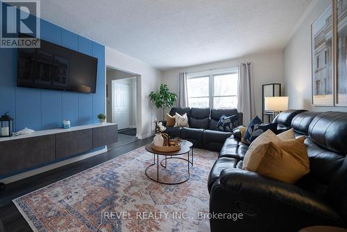 7 Fenwick Court, Brantford, ON - Indoor Photo Showing Living Room