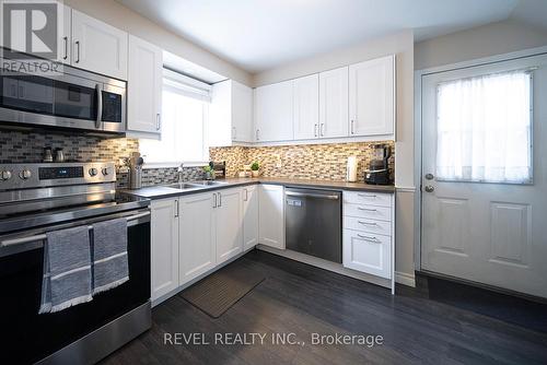 7 Fenwick Court, Brantford, ON - Indoor Photo Showing Kitchen With Double Sink