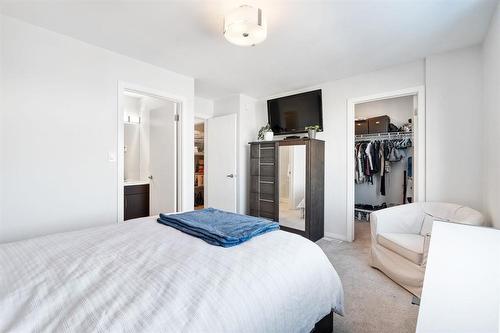 805 De La Seigneurie Boulevard, Winnipeg, MB - Indoor Photo Showing Bedroom