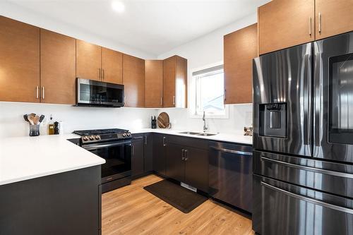 805 De La Seigneurie Boulevard, Winnipeg, MB - Indoor Photo Showing Kitchen With Double Sink