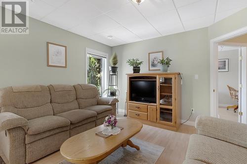 3320 Roncastle Road, Blind Bay, BC - Indoor Photo Showing Living Room