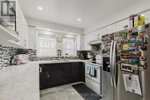 81 - 50 Strathaven Drive, Mississauga, ON - Indoor Photo Showing Kitchen