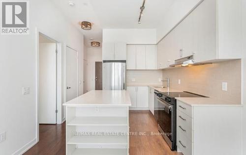 Ph03 - 2560 Eglinton Avenue W, Mississauga, ON - Indoor Photo Showing Kitchen With Upgraded Kitchen