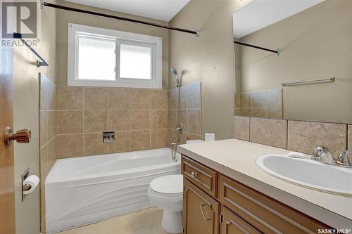 711 18Th Avenue E, Regina, SK - Indoor Photo Showing Bathroom