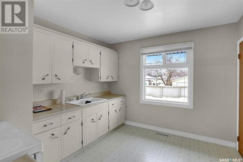 711 18Th Avenue E, Regina, SK - Indoor Photo Showing Kitchen