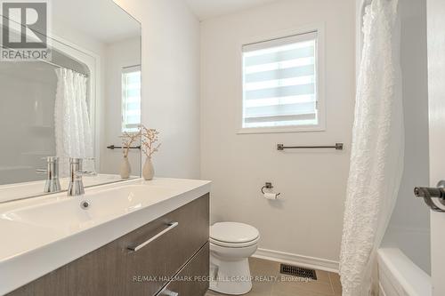 35 Lookout Street, Essa, ON - Indoor Photo Showing Bathroom