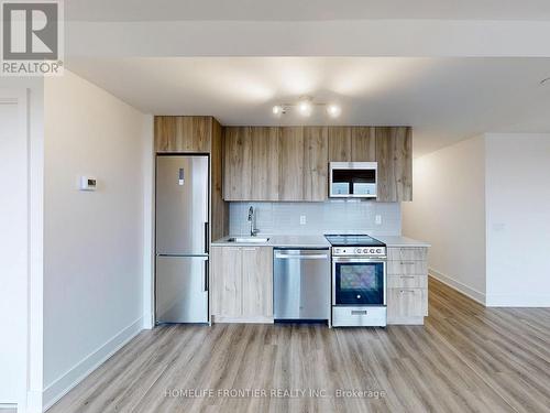 420 - 185 Deerfield Road, Newmarket, ON - Indoor Photo Showing Kitchen