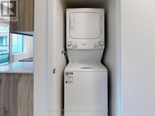 420 - 185 Deerfield Road, Newmarket, ON - Indoor Photo Showing Laundry Room