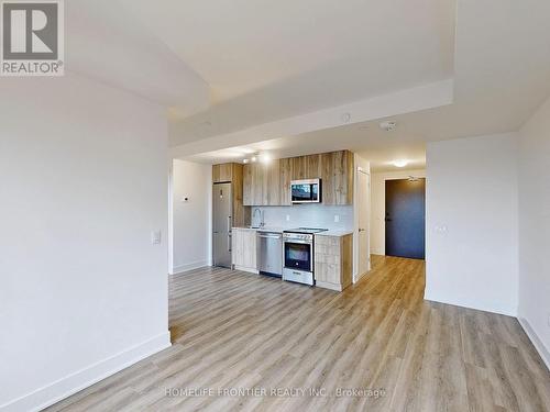 420 - 185 Deerfield Road, Newmarket, ON - Indoor Photo Showing Kitchen