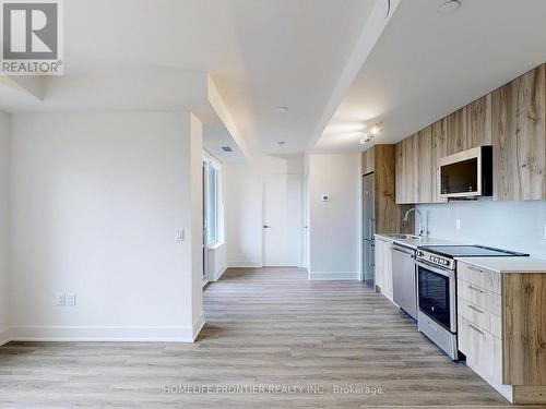 420 - 185 Deerfield Road, Newmarket, ON - Indoor Photo Showing Kitchen