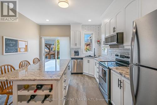 4034 Barry Drive, Lincoln (982 - Beamsville), ON - Indoor Photo Showing Kitchen With Upgraded Kitchen