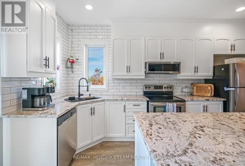 4034 Barry Drive, Lincoln (982 - Beamsville), ON - Indoor Photo Showing Kitchen With Upgraded Kitchen