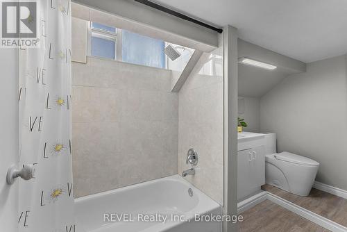 511 Woodlawn Road, Welland, ON - Indoor Photo Showing Bathroom