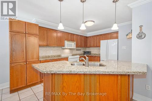 7 Trailwood Place, Wasaga Beach, ON - Indoor Photo Showing Kitchen With Double Sink