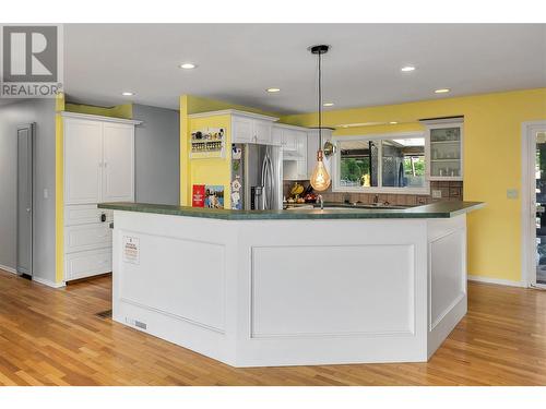 4302 Hazell Road, Kelowna, BC - Indoor Photo Showing Kitchen