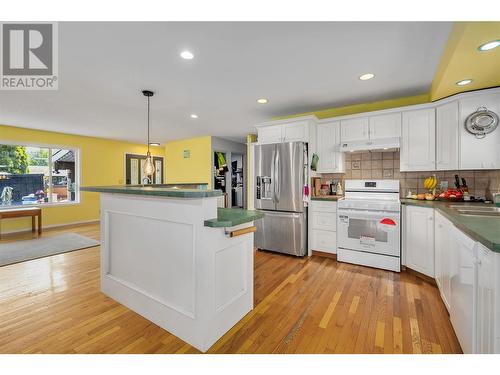 4302 Hazell Road, Kelowna, BC - Indoor Photo Showing Kitchen