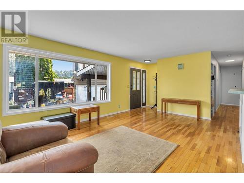 4302 Hazell Road, Kelowna, BC - Indoor Photo Showing Living Room