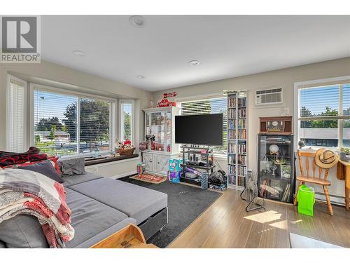 4302 Hazell Road, Kelowna, BC - Indoor Photo Showing Living Room