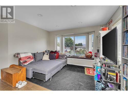 4302 Hazell Road, Kelowna, BC - Indoor Photo Showing Living Room