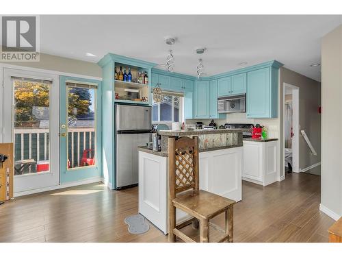 4302 Hazell Road, Kelowna, BC - Indoor Photo Showing Kitchen