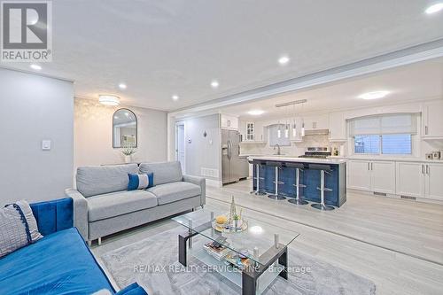 101 Walkem Drive, New Tecumseth, ON - Indoor Photo Showing Living Room