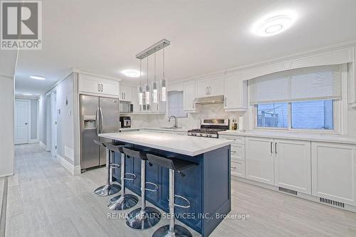 101 Walkem Drive, New Tecumseth, ON - Indoor Photo Showing Kitchen With Upgraded Kitchen