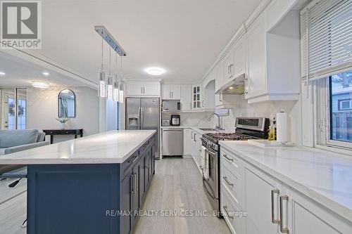 101 Walkem Drive, New Tecumseth, ON - Indoor Photo Showing Kitchen With Upgraded Kitchen