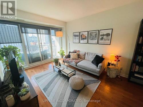 807 - 200 Rideau Street, Ottawa, ON - Indoor Photo Showing Living Room