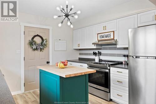 35 Hillview, Kingsville, ON - Indoor Photo Showing Kitchen