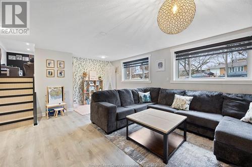 35 Hillview, Kingsville, ON - Indoor Photo Showing Living Room